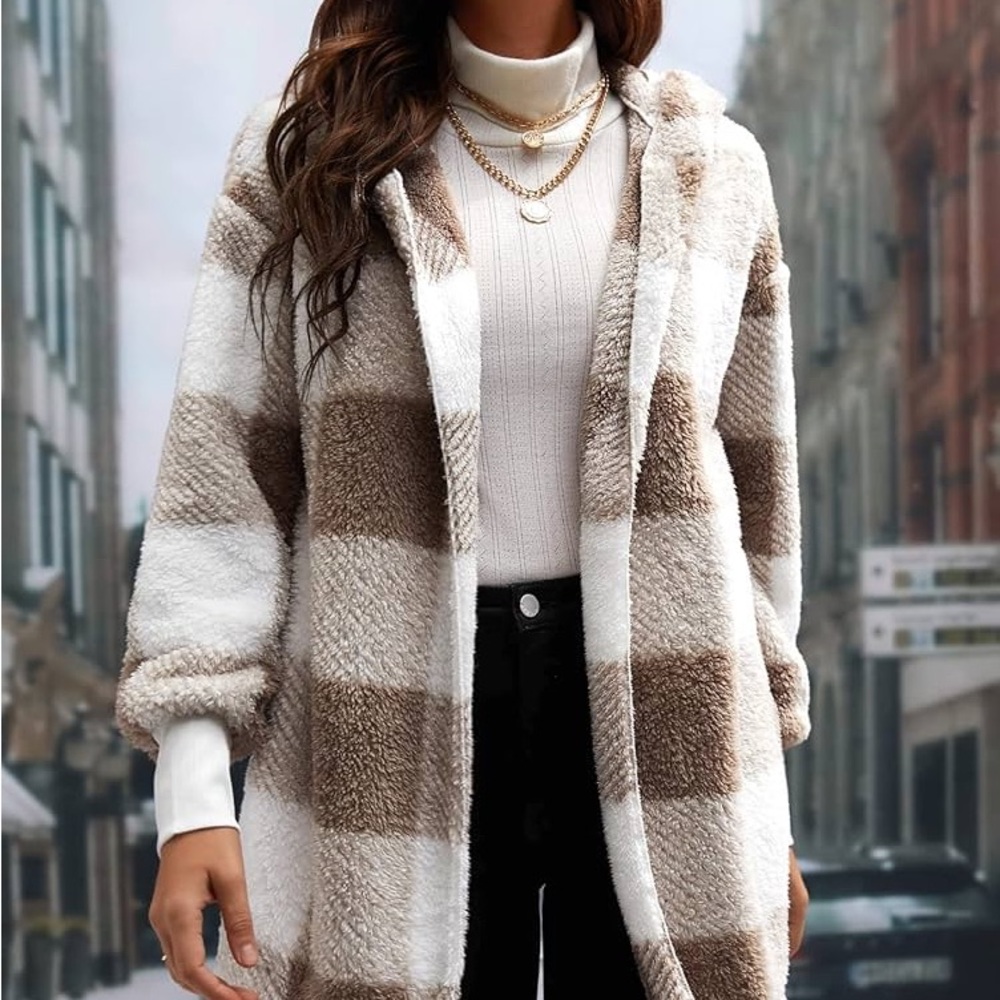 Elevate Your Winter Style with the Cozy Chic Checkered Coat!